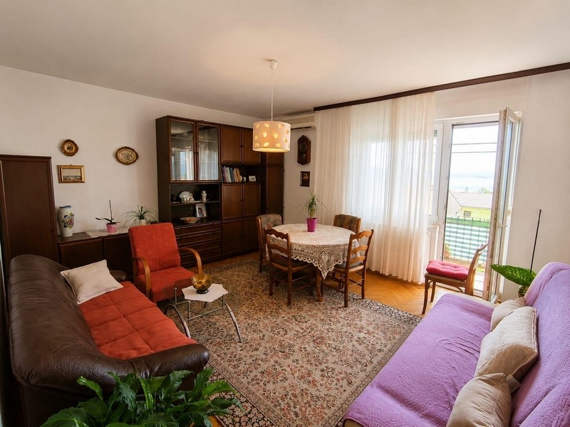 Obývacia izba s výhľadom na more a prístupom na balkón