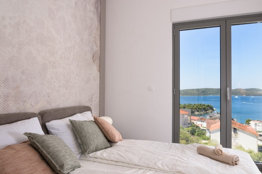 Svetlá spálňa s panoramatickými oknami