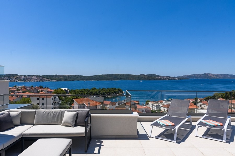 Slnečná terasa s panoramatickým výhľadom na more
