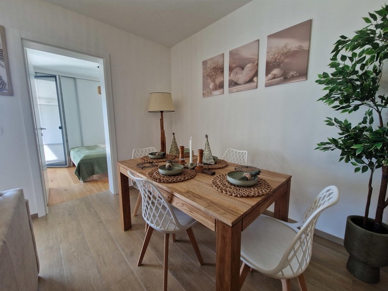 Jedáleň v modernom apartmáne v Chorvátsku