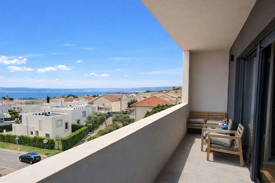 Terasa s výhľadom na more v modernom apartmáne