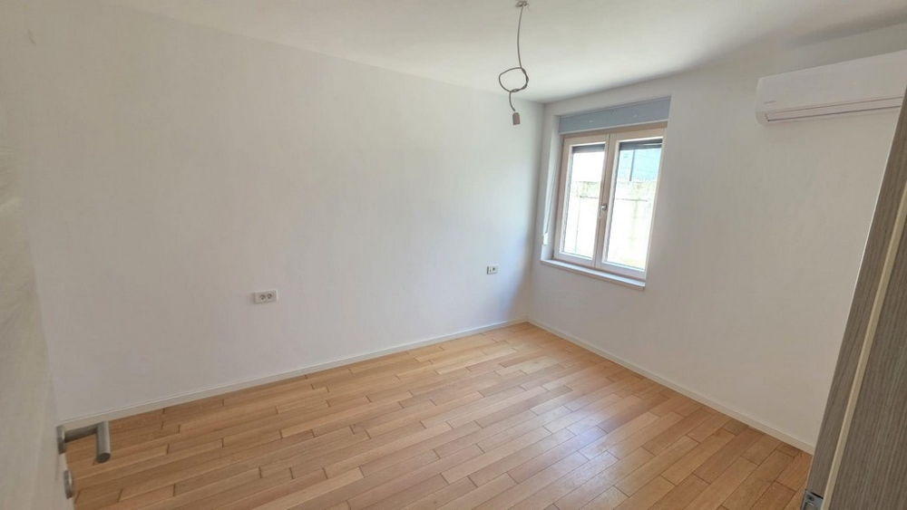Spálňa s parketovými podlahami