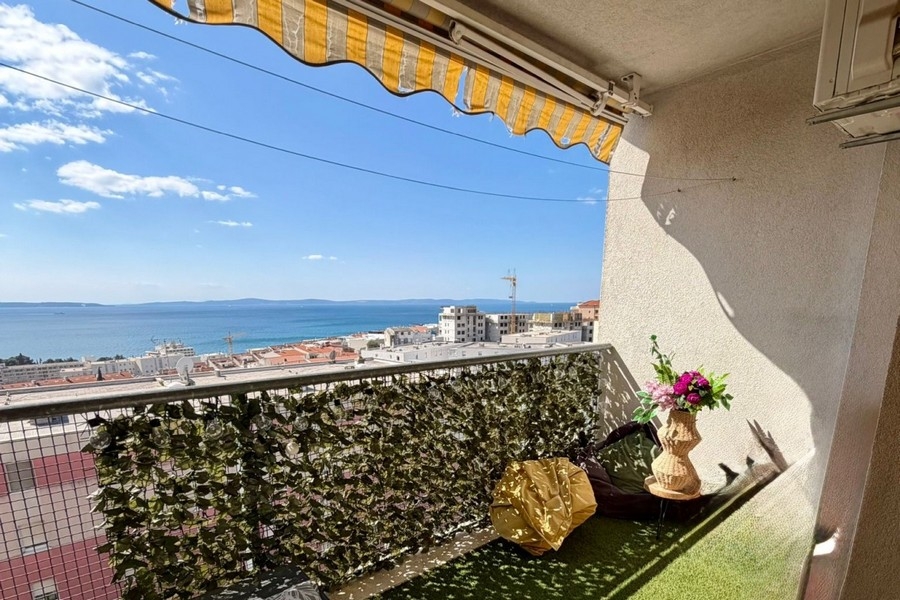 Loggia s markízou a výhľadom na záliv Split