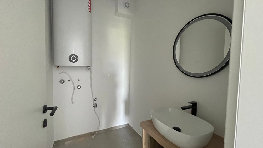 Moderná kúpeľňa so sprchovacím kútom a umývadlom