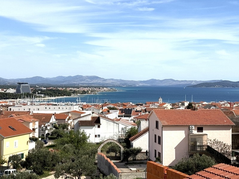 Panoramatický výhľad na more a prístav Vodice