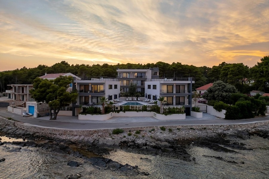 Západ slnka pri mori na ostrove Hvar
