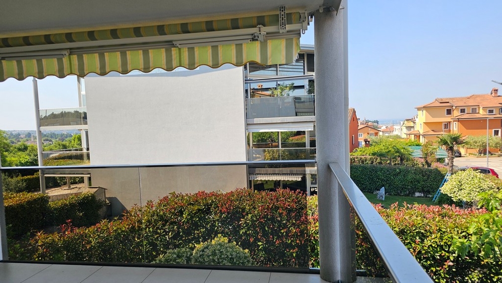 Moderný apartmán s výhľadom na more v chorvátskom Novigrade