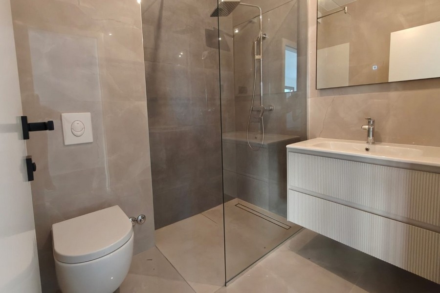 Moderná kúpeľňa so sprchovacím kútom