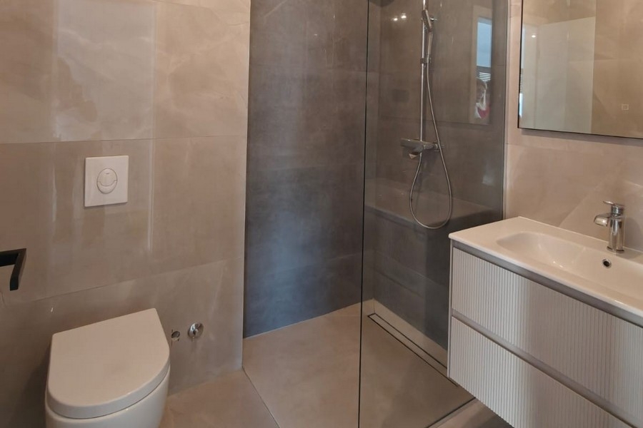 Moderná kúpeľňa so sprchovacím kútom