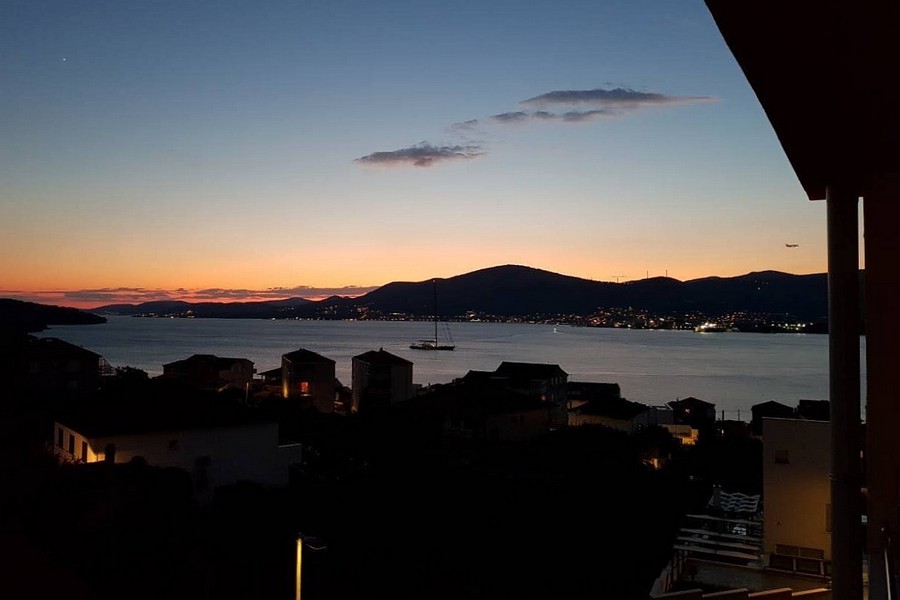 Výhľad na more na Trogir pri západe slnka