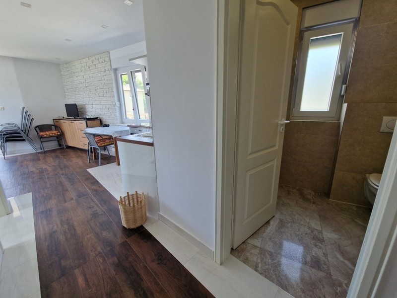 Predsieň s výhľadom na obytnú časť apartmánu v Chorvátsku
