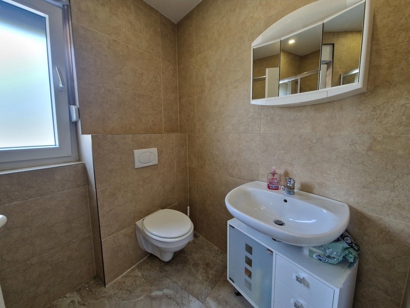 Kúpeľňa s WC a umývadlom