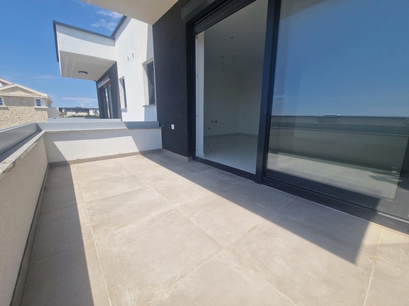 Moderný nový obytný komplex s balkónmi v Chorvátsku