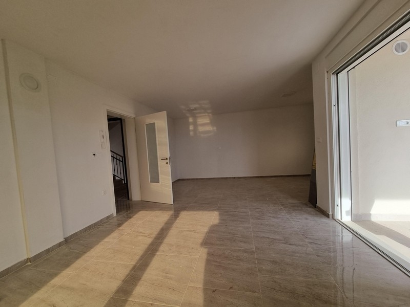 Obývacia izba nového bytu s prístupom na balkón v Njivice