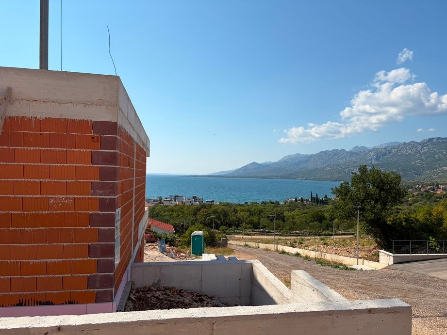 Výhľad cez Jadran na pohorie Velebit