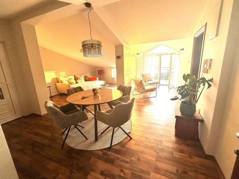 Otvorený obývací priestor s výstupom na balkón