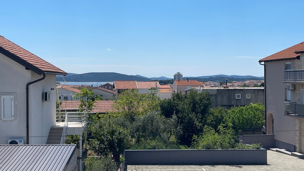 Výhľad na more cez strechy Vodice