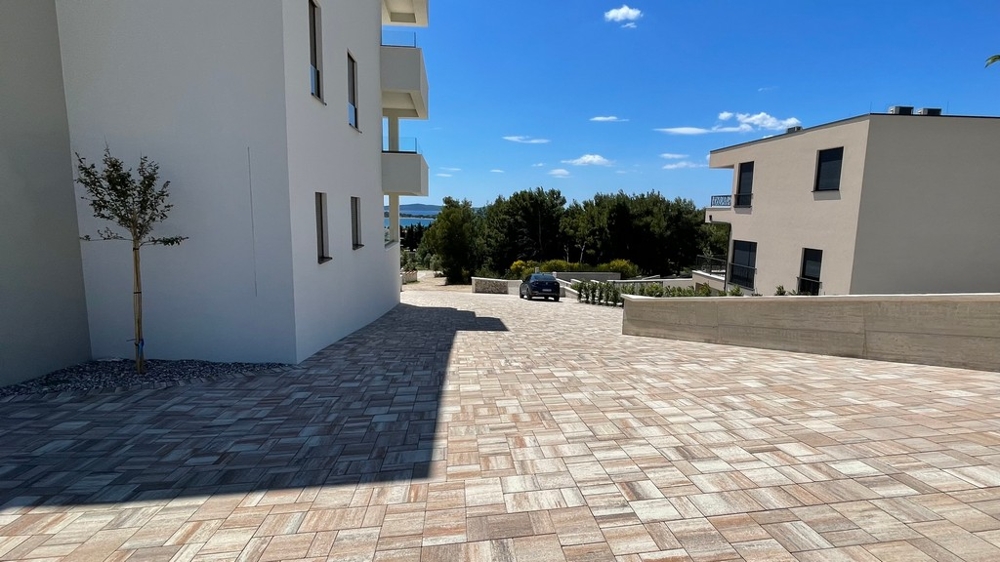Novopostavený apartmán s výhľadom na more v meste Vodice, Chorvátsko