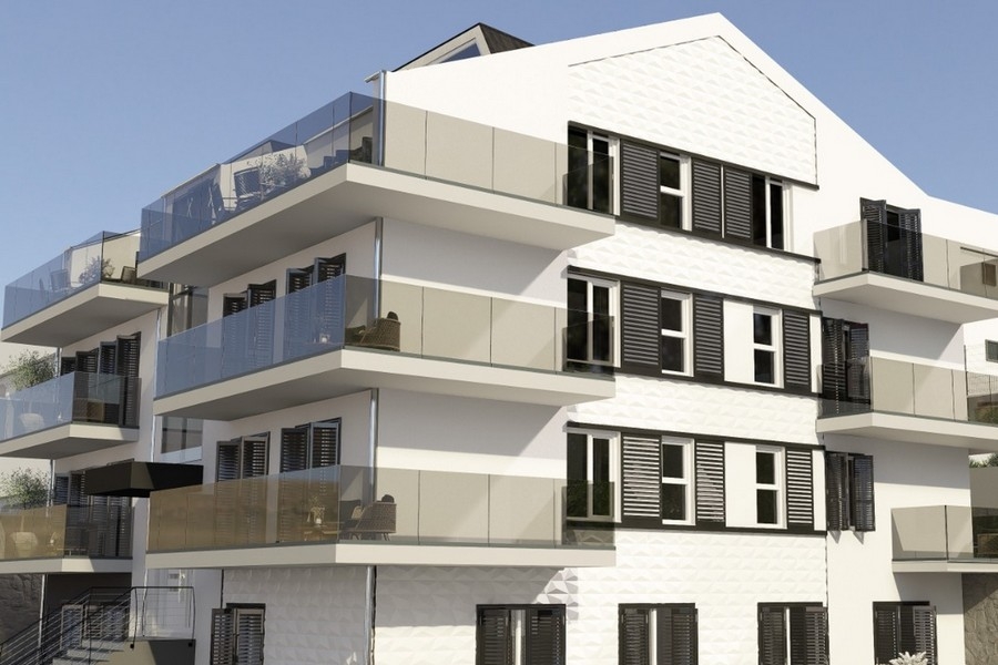 Novopostavená obytná budova so sklenenými balkónmi na Čiove