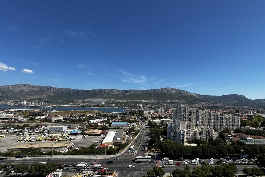 Výhľad na Split s horami a morom