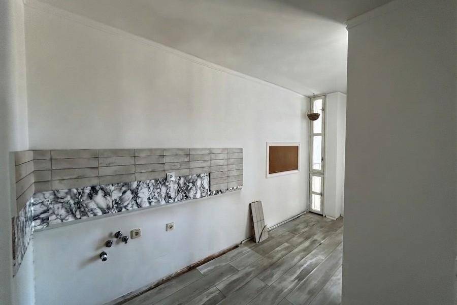 Priestor na varenie s dláždenou stenou a oknom