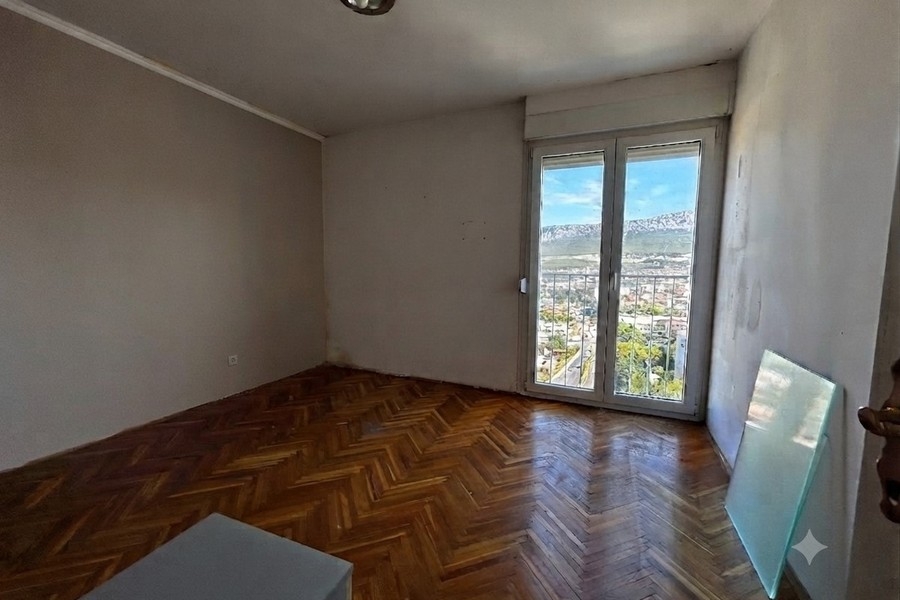 Spálňa s rybími parketami a výhľadom