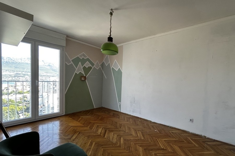 Izba s parketovými podlahami a balkónom v Splite