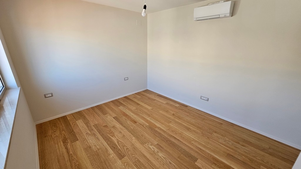 Spálňa s dubovými parketami a klimatizáciou