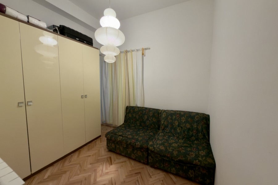 Spálňa so šatníkom a pohovkou