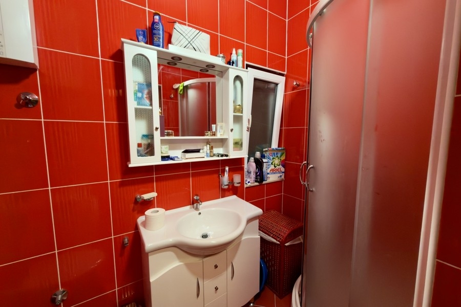 Kúpeľňa so sprchovacím kútom a umývadlom