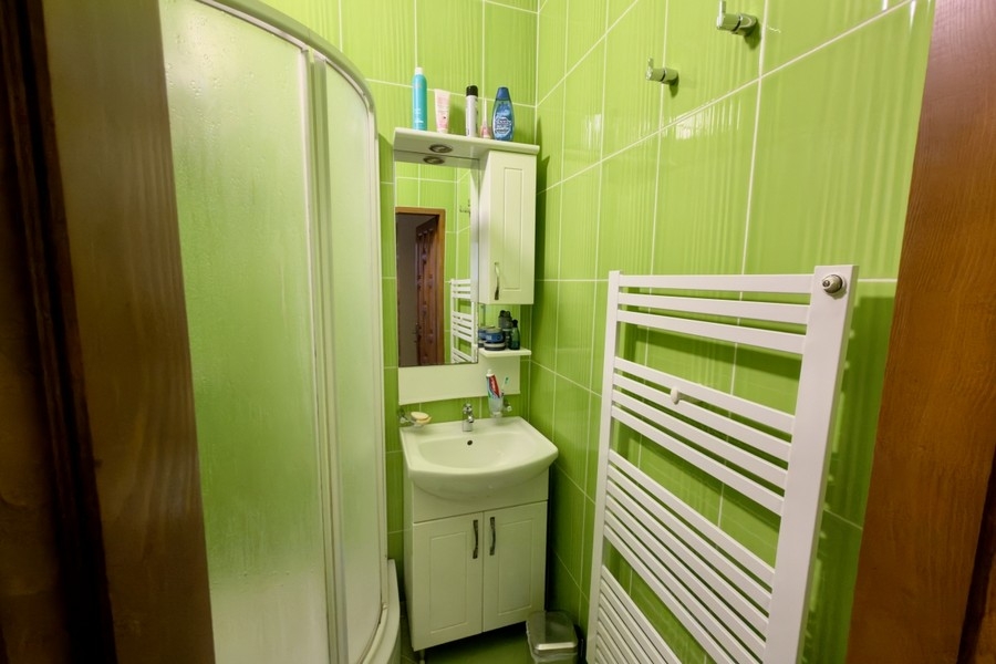 Druhá kúpeľňa so sprchovacím kútom