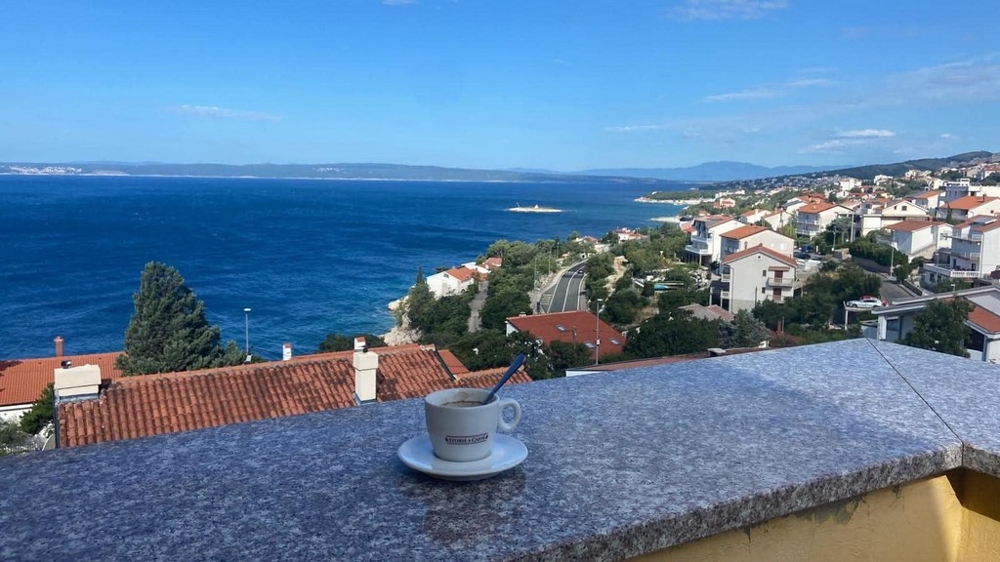 Terasa s výhľadom na more na Novi Vinodolski