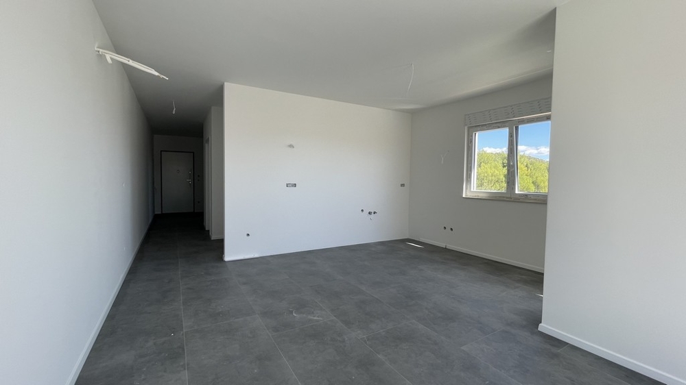 Spálňa s oknom a balkónovými dverami, mezonetový byt A4073 v Tribunji