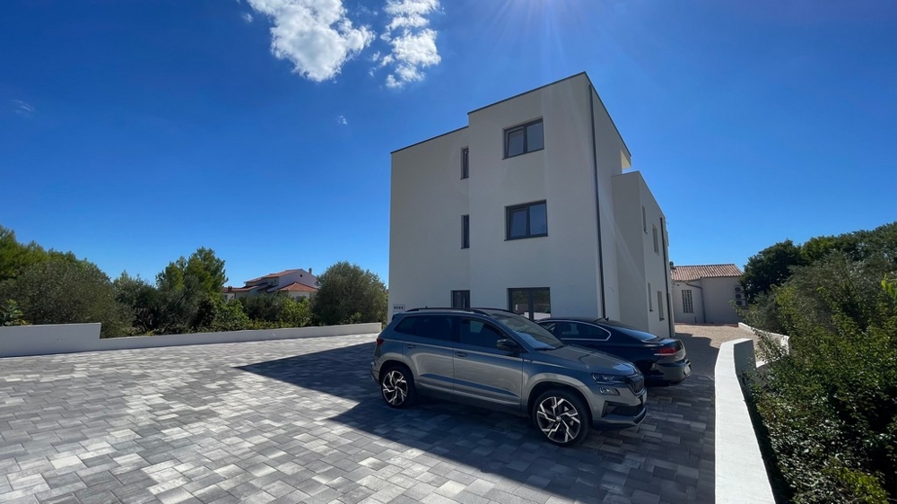 Kúpeľňa so sprchovacím kútom, závesným WC a umývadlom v byte A4073