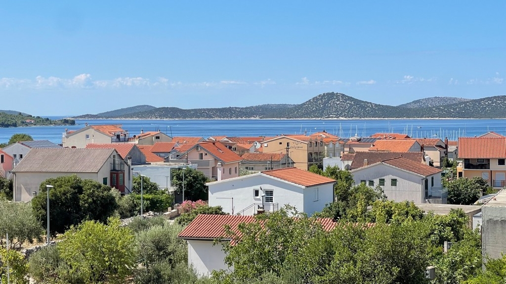 Výhľad na more cez strechy Vodice v Chorvátsku