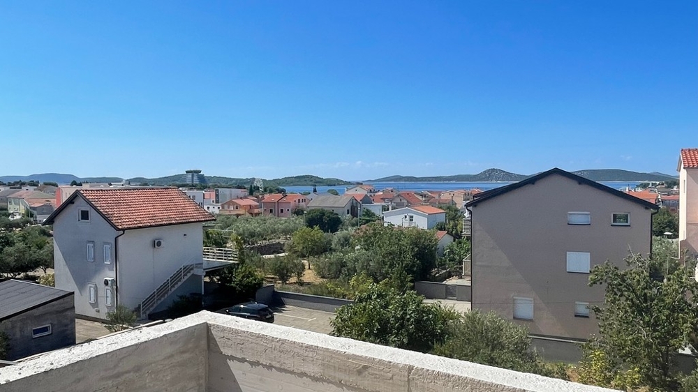 Pohľad z novej budovy na Vodice smerom na more