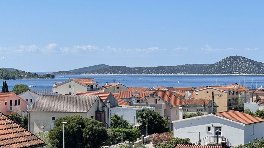 Výhľad na more a pobrežné ostrovy neďaleko Vodice