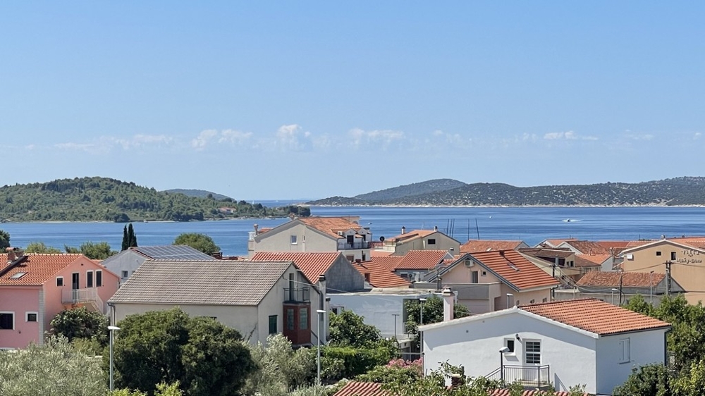 Výhľad na more s panorámou ostrova z apartmánu vo Vodiciach v Chorvátsku