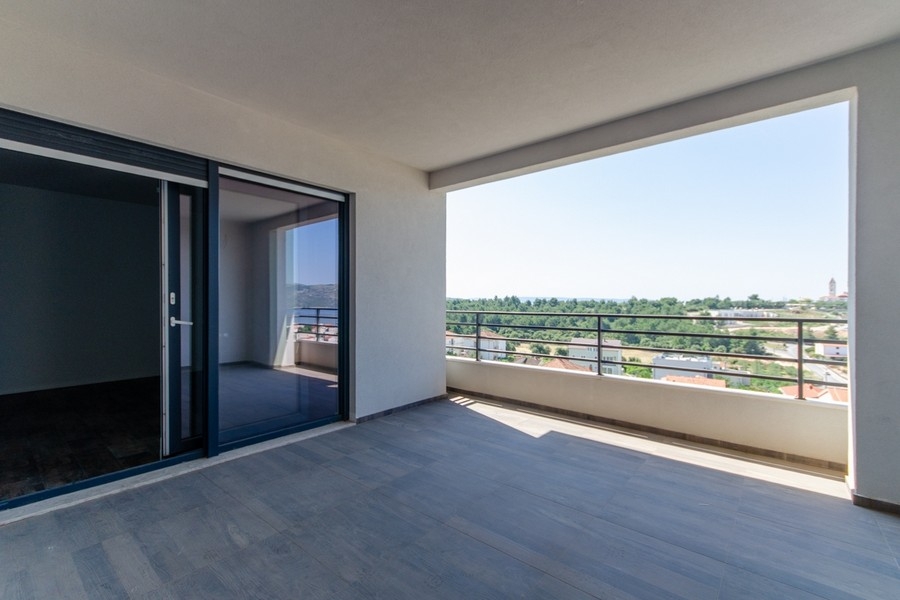 Loggia s posuvnými dverami a výhľadom do zelene