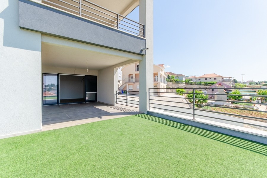 Prízemný apartmán s terasou a umelým trávnikom v Chorvátsku