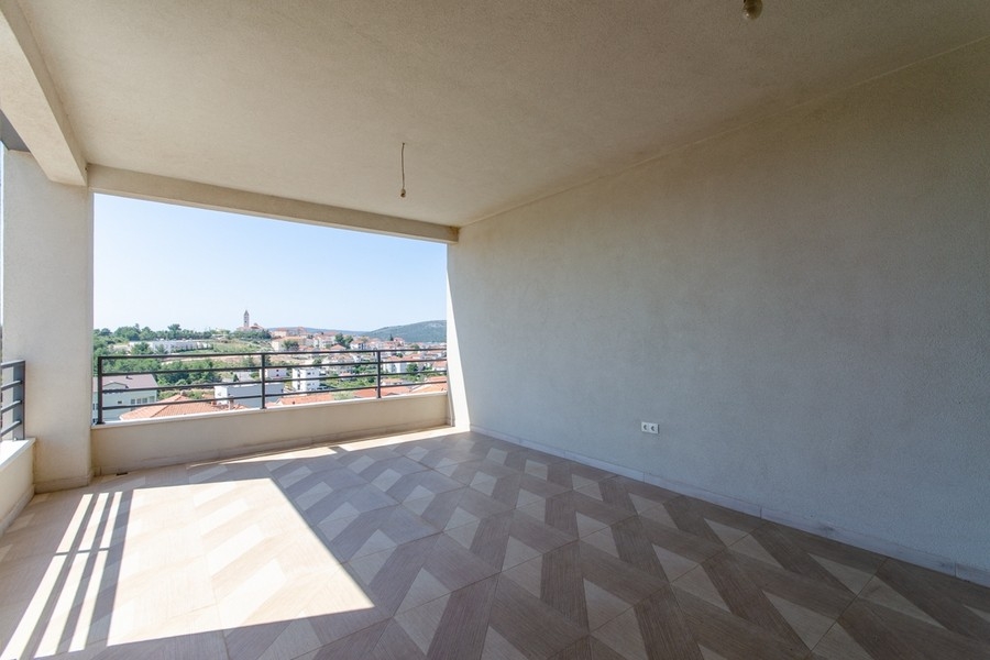 Slnečná loggia s podlahou z rybej kosti a výhľadom na more