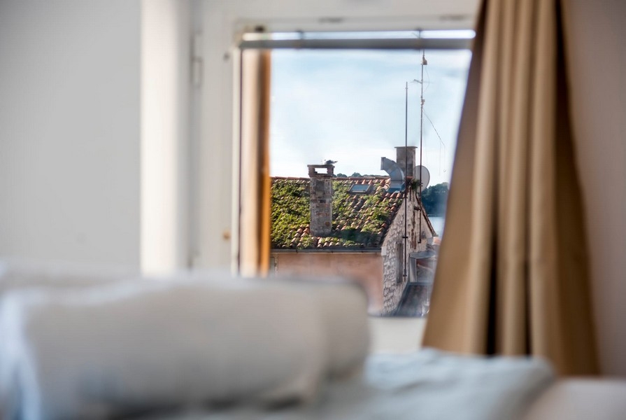 Pohľad zo spálne na staré mesto Rovinj v Chorvátsku
