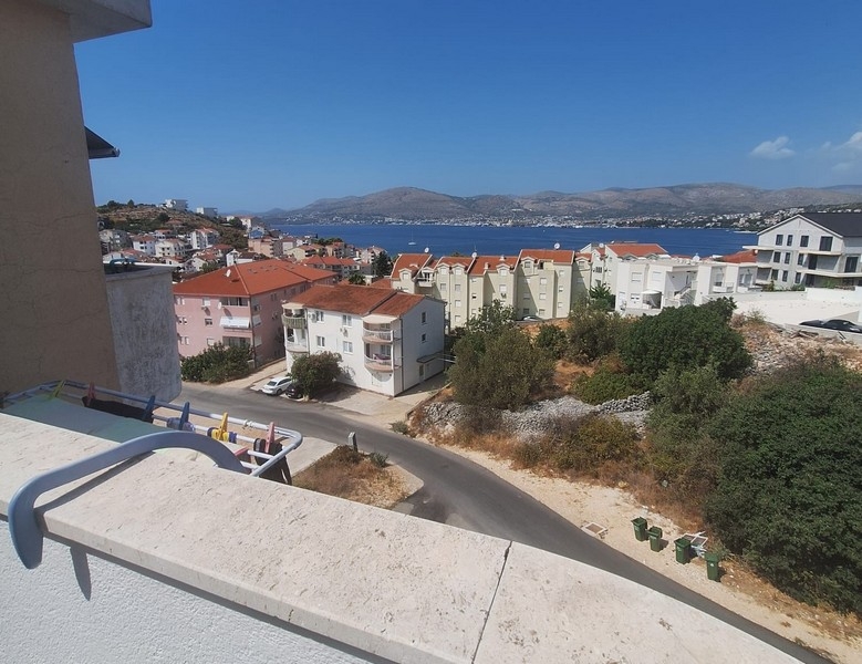 Výhľad na more z balkóna apartmánu v Okrug Gornji