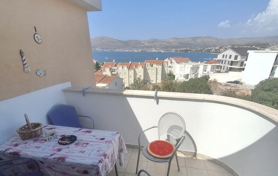 Balkón s posedením a výhľadom na more
