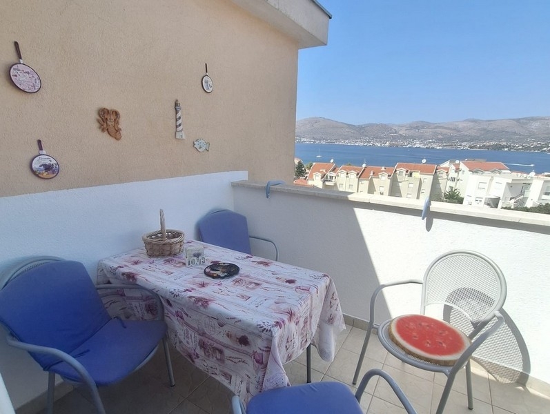 Posedenie na balkóne s výhľadom na more