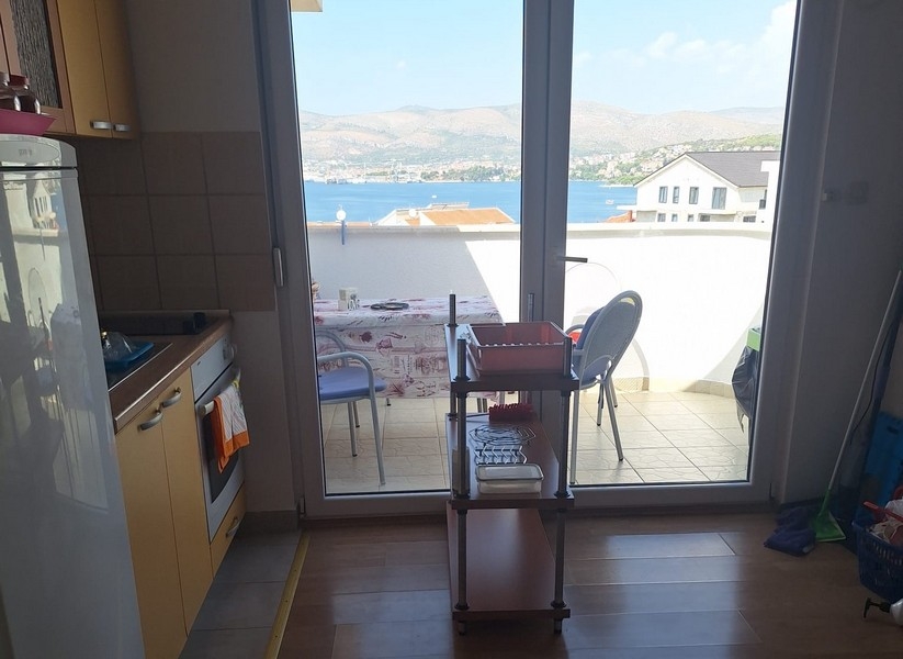 Kuchyňa s prístupom na balkón a výhľadom na more