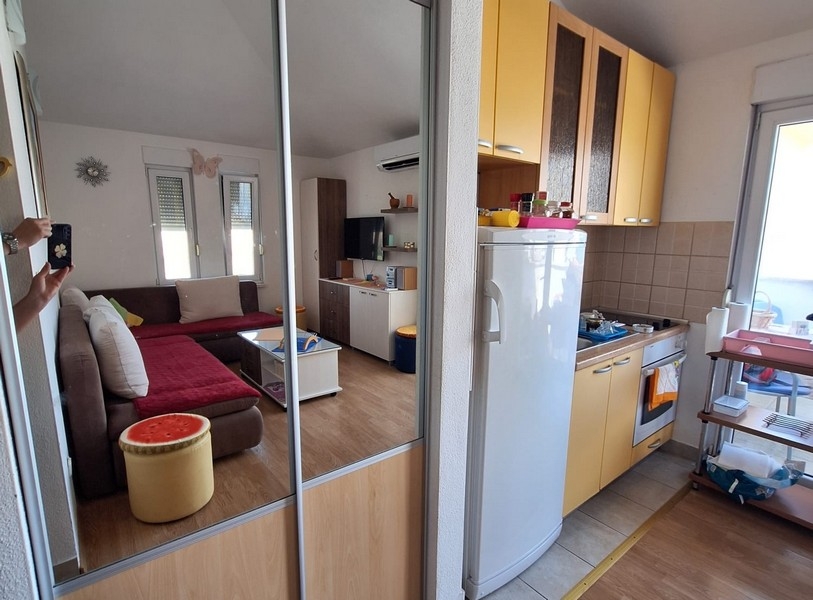 Obývacia časť s kuchyňou v apartmáne v Chorvátsku