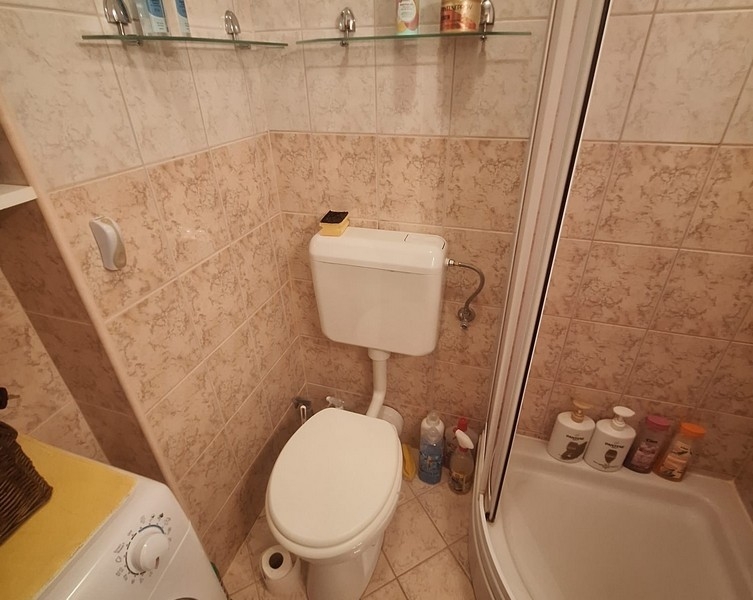 Kúpeľňa so sprchovacím kútom, WC a práčkou