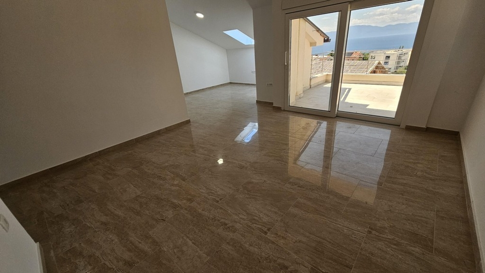 Obytná časť v podkroví s balkónovými dverami