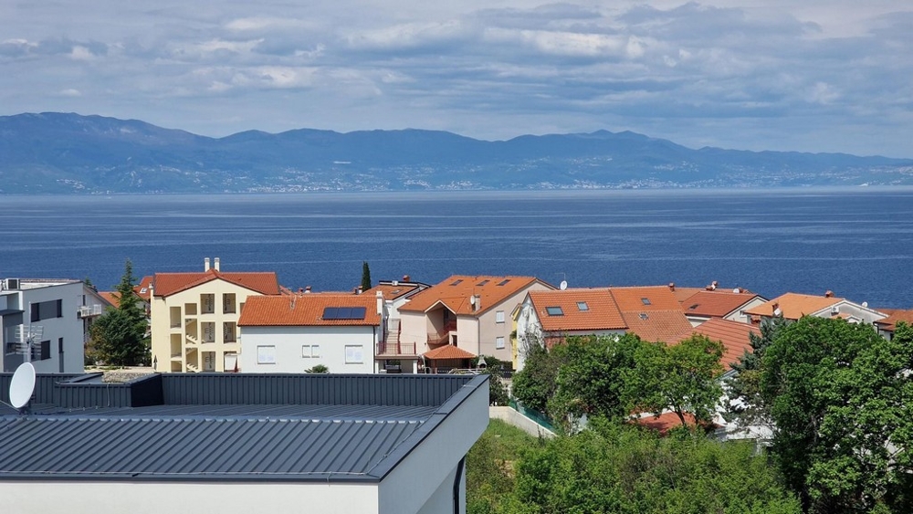 Výhľad cez Njivice na more a Kvarnerský záliv